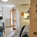 Magnoliaalmare-beachfront With Spacious Terrace Grado