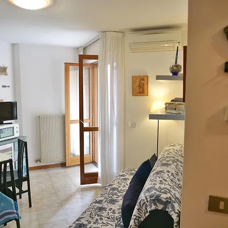 Magnoliaalmare-beachfront With Spacious Terrace Grado