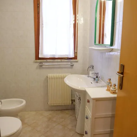 Magnoliaalmare-beachfront With Spacious Terrace Grado